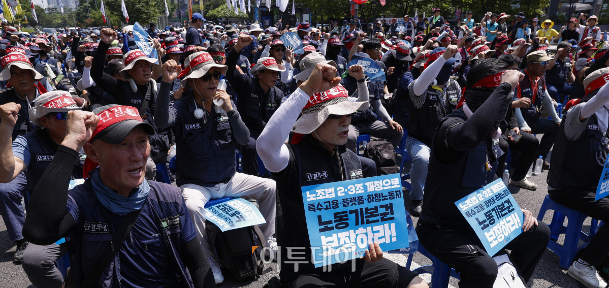 ▲전국민주노동조합총연맹 조합원들이 28일 서울 여의도 국회의사당역 앞에서 열린 20년을 기다렸다. 국회는 지금 당장 노조법 2·3조 개정하고 즉각 시행하라! 민주노총 긴급 결의대회에서 구호를 외치고 있다. 조현호 기자 hyunho@