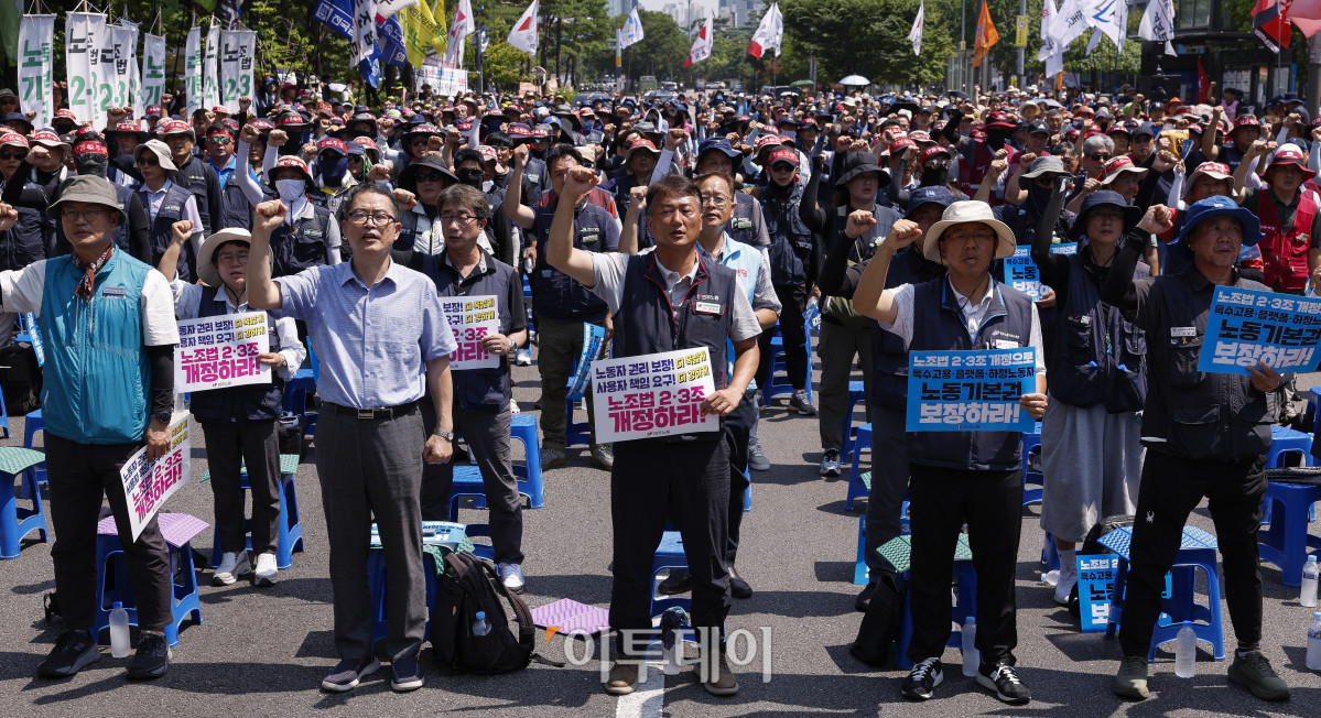▲양경수 전국민주노동조합총연맹 위원장과 조합원들이 28일 서울 여의도 국회의사당역 앞에서 열린 20년을 기다렸다. 국회는 지금 당장 노조법 2·3조 개정하고 즉각 시행하라! 민주노총 긴급 결의대회에서 구호를 외치고 있다. 조현호 기자 hyunho@