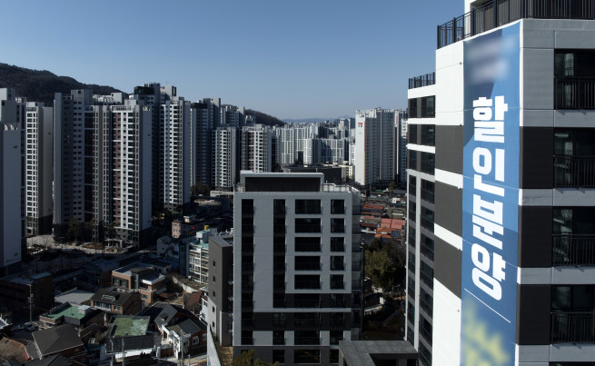 ▲대구 수성구 한 아파트에 할인분양 현수막이 걸려 있는 모습. (뉴시스)