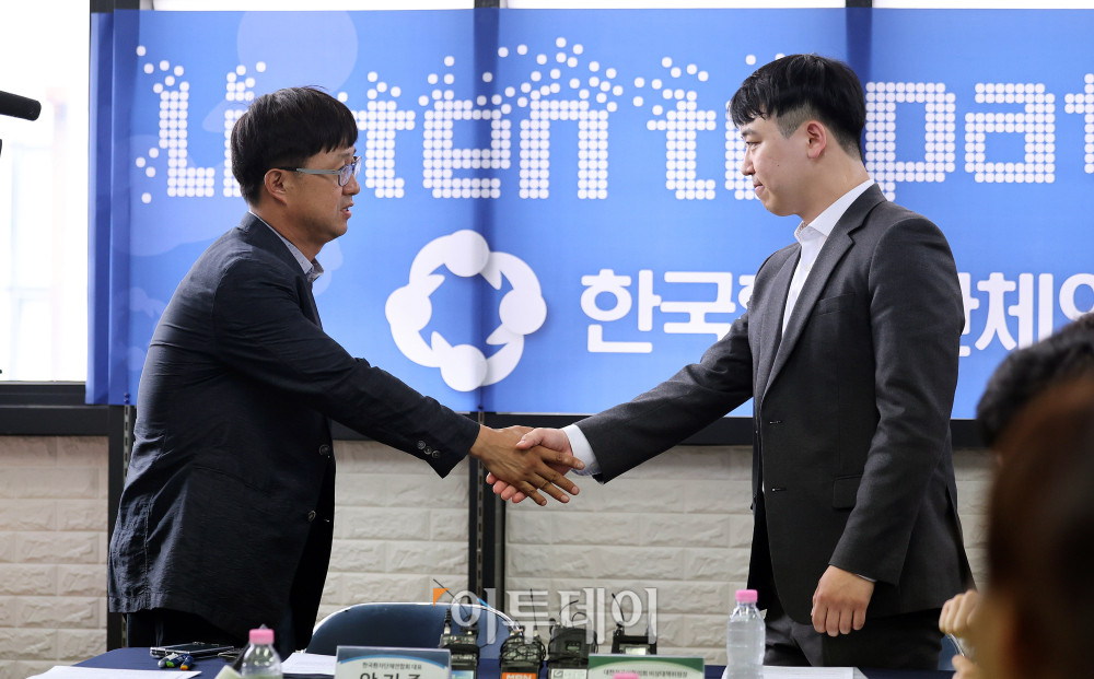 ▲안기종(왼쪽) 한국환자단체연합회 대표와 한성존 대한전공의협의회 비상대책위원장이 28일 서울 영등포구 한국환자단체연합회에서 환자, 전공의 각 입장과 상황을 이야기하기 위해 만나 인사를 나누고 있다. 조현호 기자 hyunho@ (이투데이DB)