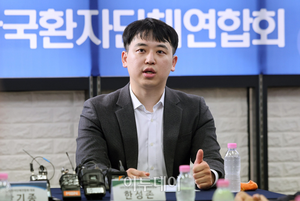 ▲한성존 대한전공의협의회 비상대책위원장이 28일 서울 영등포구 한국환자단체연합회에서 안기종 한국환자단체연합회 대표와 만나 환자, 전공의 각 입장과 상황에 대해 발언하고 있다. 조현호 기자 hyunho@ (이투데이DB)