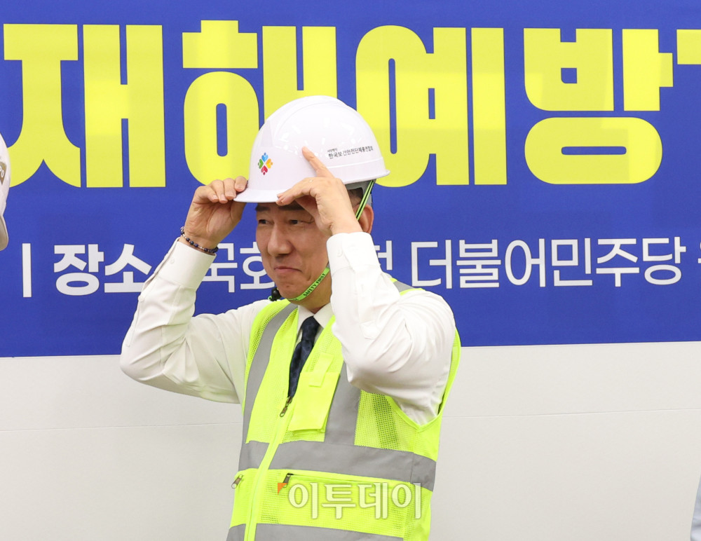 ▲김병기 더불어민주당 대표 직무대행 겸 원내대표가 28일 서울 여의도 국회에서 열린 더불어민주당 산업재해예방TF 출범식에서 안전모를 쓰고 있다. 고이란 기자 photoeran@