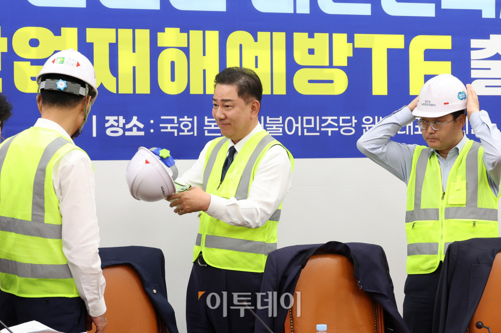 ▲김병기(가운데) 더불어민주당 대표 직무대행 겸 원내대표가 28일 서울 여의도 국회에서 열린 더불어민주당 산업재해예방TF 출범식에서 안전모를 쓰고 있다. 오른쪽은 이정문 정책위 수석부의장. 고이란 기자 photoeran@