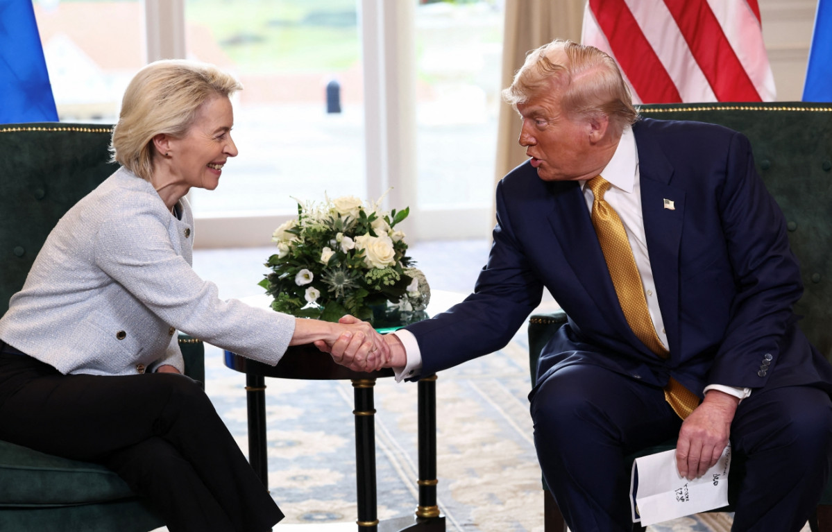 ▲영국 턴배리에서 열린 美ㆍEU 정상 회담을 마친 이후 우르줄라 폰데어라이엔(왼쪽) EU 집행위원장과 도널드 트럼프 대통령이 악수하고 있다.   (턴배리(영국)=로이터/연합)