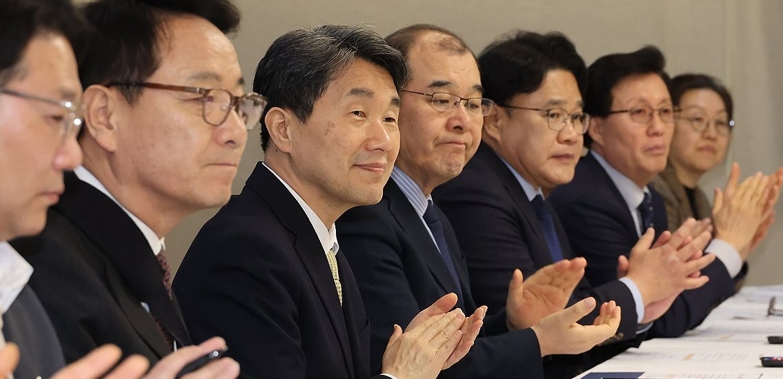 ▲ 올해 2월 정부서울청사에서 열린 라이즈 차담회에 참석한 지역라이즈센터장들. 이주호(왼쪽 세번째) 부총리 겸 교육부 장관과 홍원화(왼쪽 네번째) 한국연구재단 이사장(전 경북대 총장), 김헌영(왼쪽 두번째) 전 강원대 총장. (연합뉴스)