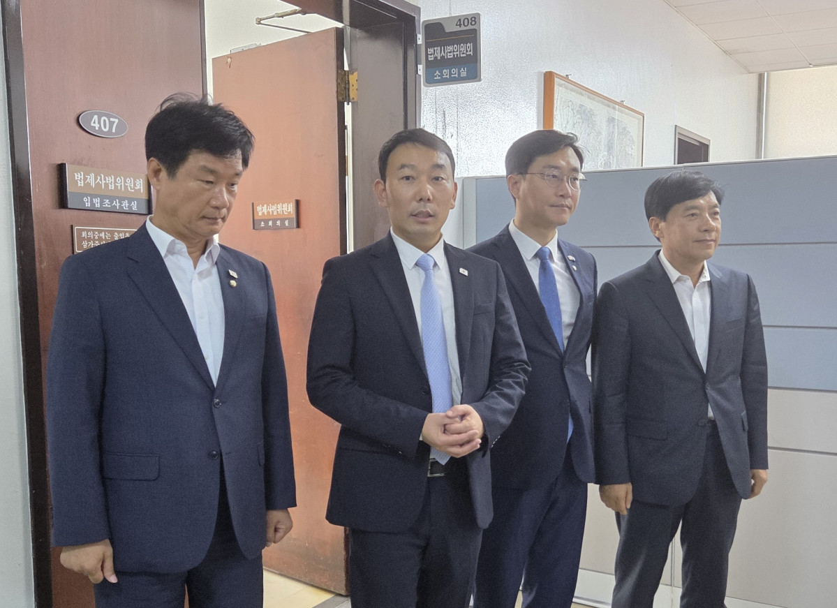 ▲국회 법제사법위원회 법안심사소위원장인 김용민 민주당 의원(왼쪽 두 번째)이 28일 서울 여의도 국회에서 상법 개정안 통과에 대해 설명하고 있다. (유승호 기자 peter@)