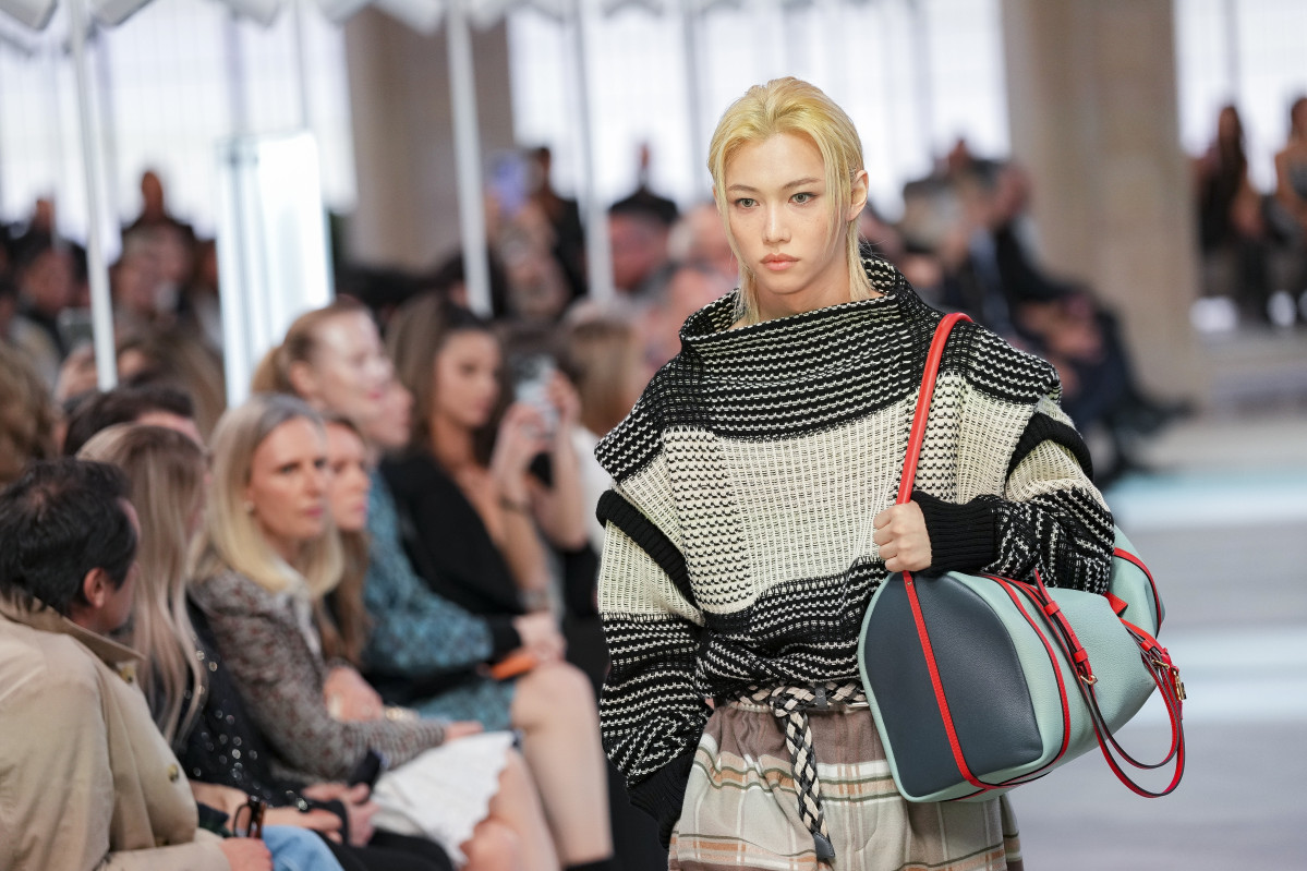 ▲그룹 스트레이 키즈 멤버 필릭스가 3월 10일(현지시간) 프랑스 파리에서 열린 루이비통 컬렉션 런웨이에 섰다. (AP/뉴시스)