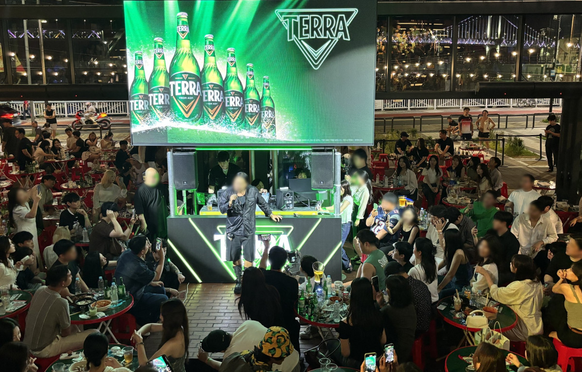 ▲부산 마켓나이트 야시장 밀락더마켓에서 테라와 함께하는 저녁 DJ 파티가 열리고 있다. (사진제공=하이트진로)