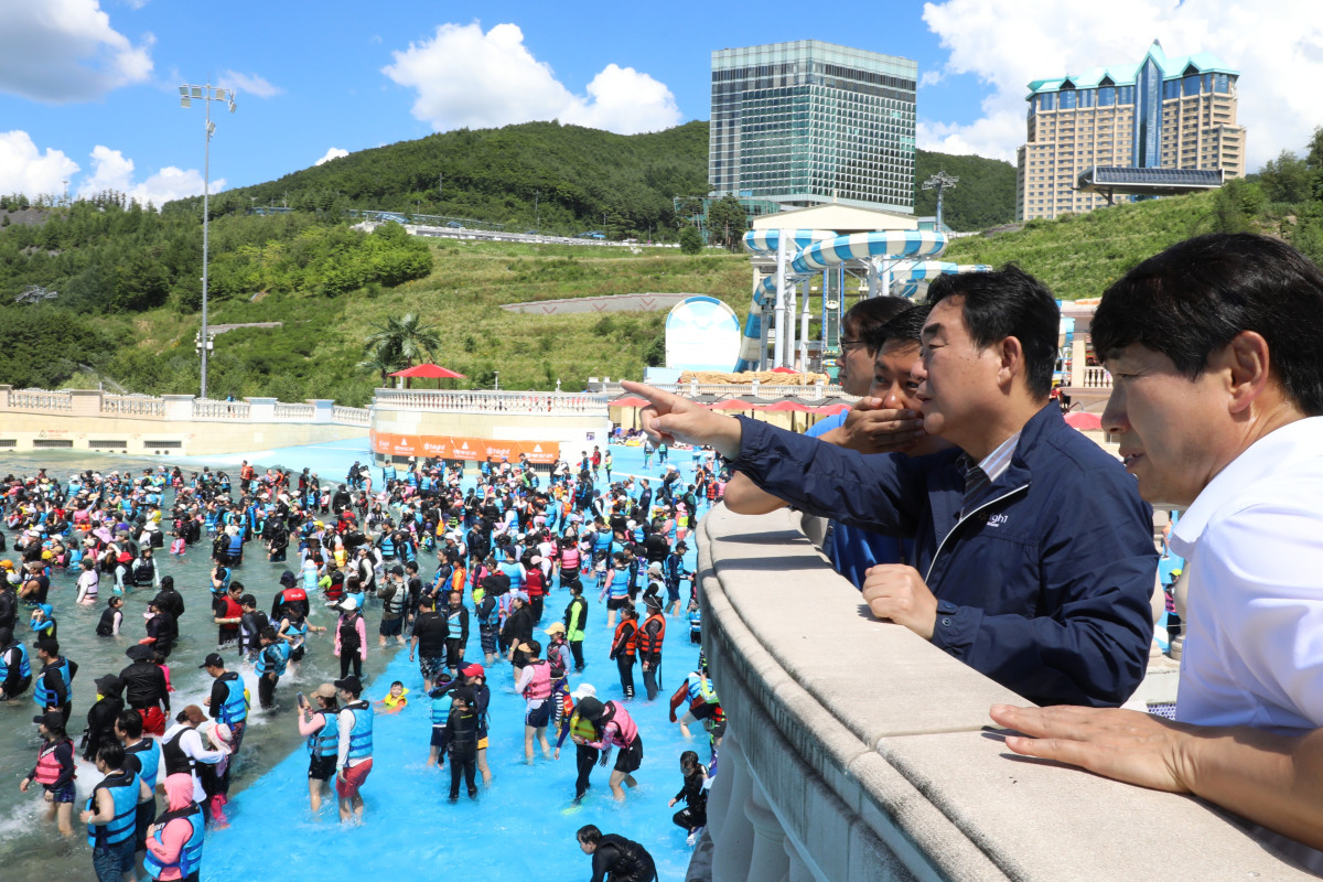 ▲최철규 강원랜드 대표이사 직무대행이 28일 워터월드를 방문해 현장점검을 진행하고 있다.  (사진제공=강원랜드)