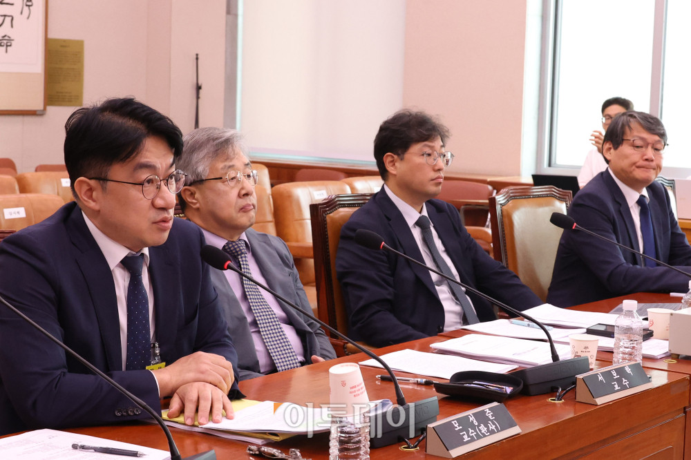 ▲28일 서울 여의도 국회 법제사법위원회에서 열린 검찰개혁 법안 관련 공청회에서 부장판사 출신인 모성준 사법연수원 교수가 발언을 하고 있다. 고이란 기자 photoeran@