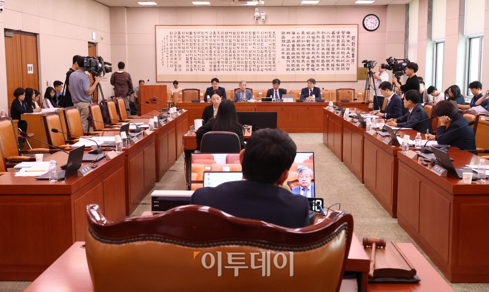 ▲28일 서울 여의도 국회 법제사법위원회에서 열린 검찰개혁 법안 관련 공청회에서 부장판사 출신인 모성준 사법연수원 교수가 발언을 하고 있다. 고이란 기자 photoeran@