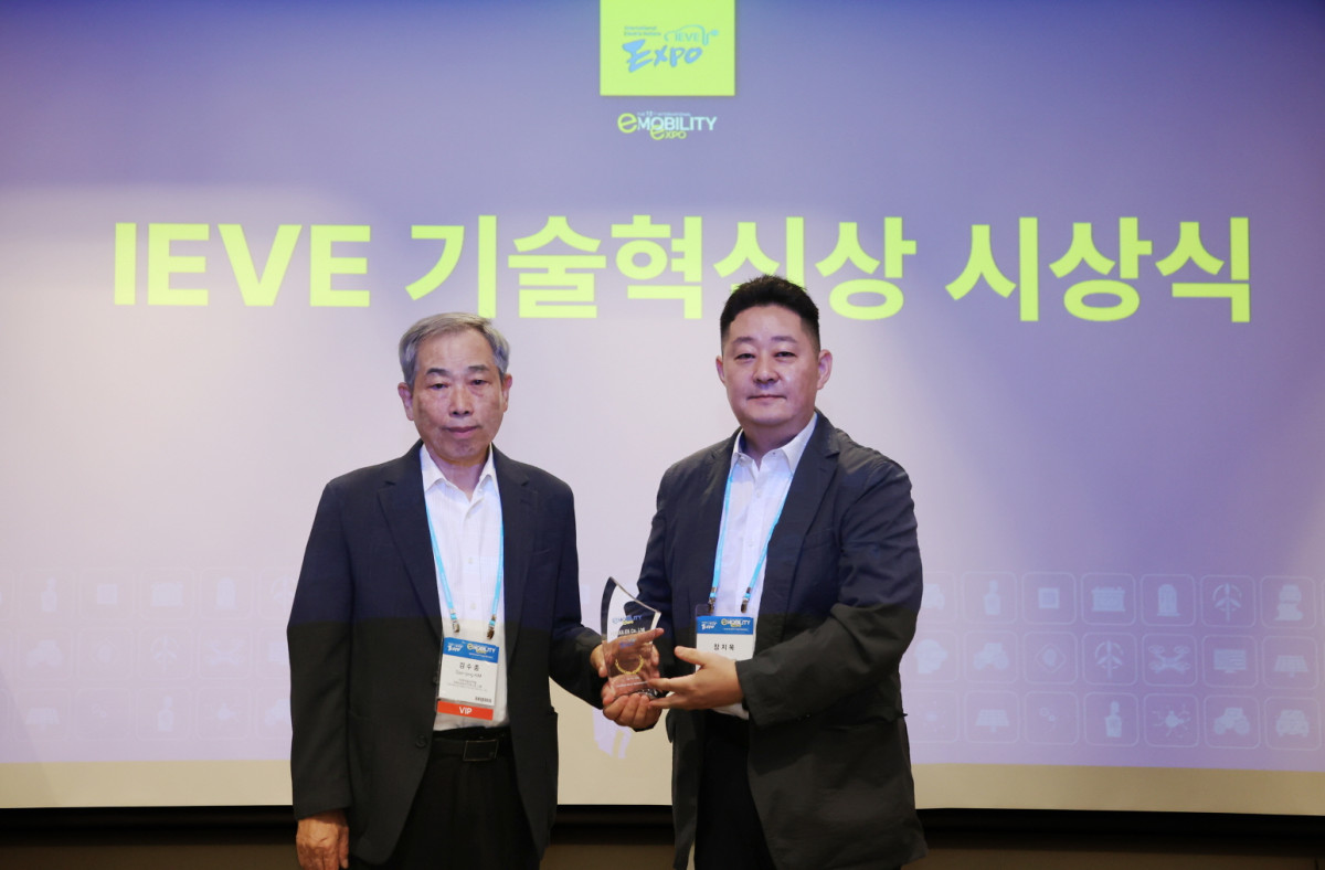 ▲장지욱 휴맥스이브이 대표(오른쪽)가 전기차 충전 기술 혁신을 인정받아 ‘IEVE 혁신기술상’을 수상했다. (사진제공=휴맥스이브이)