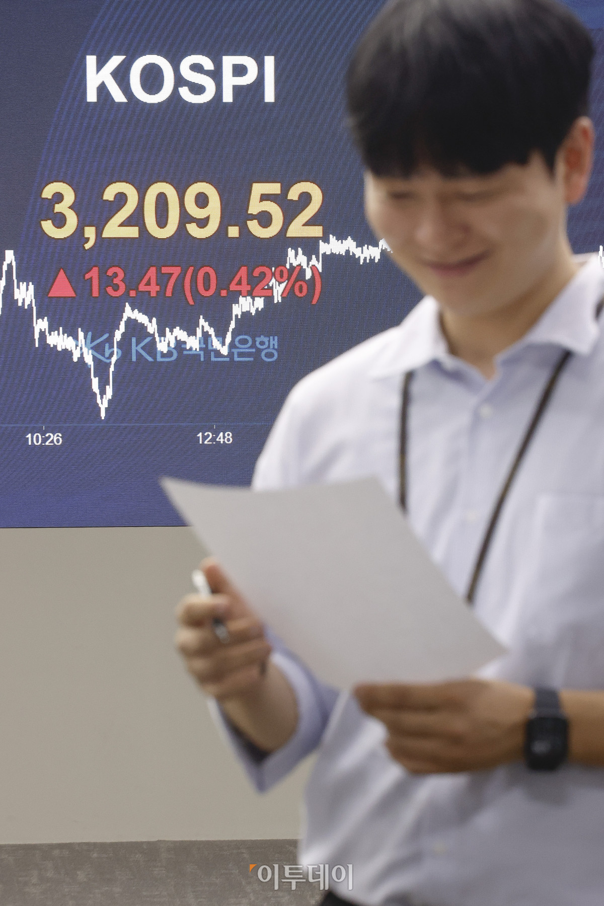 ▲코스피가 외국인과 기관 매수세에 상승하며 3200선을 회복한 28일 서울 영등포구 KB국민은행 딜링룸 전광판에 코스피가 표시돼 있다. 이날 코스피 지수는 전 거래일보다 13.47(0.42%)포인트 상승한 3209.52를 나타냈다. 조현호 기자 hyunho@