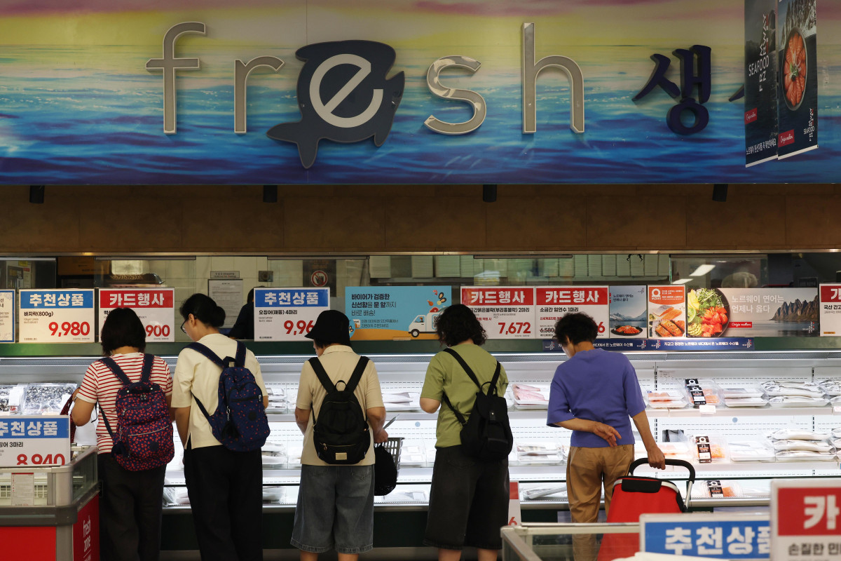 ▲'대한민국 수산대전-여름휴가 특별전'이 시작된 28일 서울의 한 대형마트에서 시민들이 수산물을 살펴보고 있다. 해양수산부는 여름 휴가철 수산물 소비를 촉진하기 위해 내달 21일까지 3주간 마트와 온라인몰 등에서 전복과 장어, 광어 등 국산 수산물을 구매할 때 구매 금액의 최대 50%를 할인받을 수 있는 '대한민국 수산대전-여름휴가 특별전'을 진행한다. 신태현 기자 holjjak@