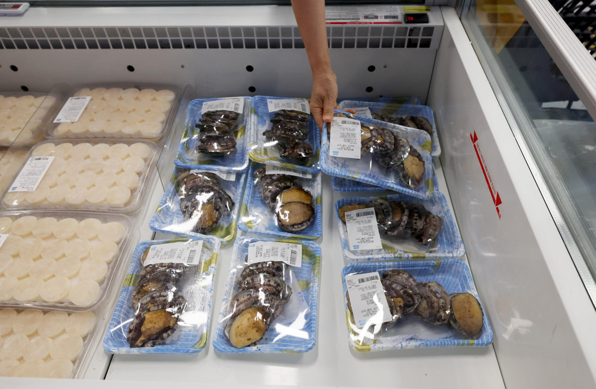 ▲'대한민국 수산대전-여름휴가 특별전'이 시작된 28일 서울의 한 대형마트에서 시민이 수산물을 살펴보고 있다. 해양수산부는 여름 휴가철 수산물 소비를 촉진하기 위해 내달 21일까지 3주간 마트와 온라인몰 등에서 전복과 장어, 광어 등 국산 수산물을 구매할 때 구매 금액의 최대 50%를 할인받을 수 있는 '대한민국 수산대전-여름휴가 특별전'을 진행한다. 신태현 기자 holjjak@