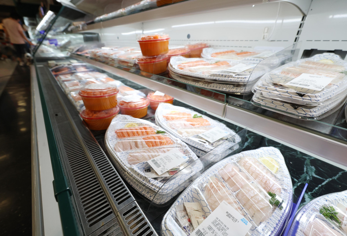 ▲'대한민국 수산대전-여름휴가 특별전'이 시작된 28일 서울의 한 대형마트에서 시민이 수산물을 살펴보고 있다. 해양수산부는 여름 휴가철 수산물 소비를 촉진하기 위해 내달 21일까지 3주간 마트와 온라인몰 등에서 전복과 장어, 광어 등 국산 수산물을 구매할 때 구매 금액의 최대 50%를 할인받을 수 있는 '대한민국 수산대전-여름휴가 특별전'을 진행한다. 신태현 기자 holjjak@