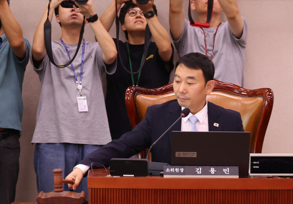 ▲28일 서울 여의도 국회에서 열린 법제사법위원회 법안심사제1소위원회에서 더불어민주당 소속 김용민 소위원장이 의사봉을 두드리고 있다. (고이란 기자 photoeran@)