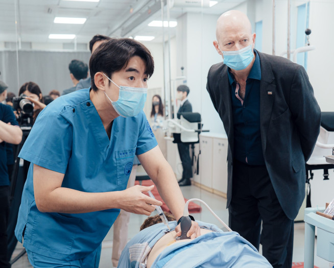 ▲이진호 자생한방병원 병원장이 해외 의료진 대상으로 초음파 유도 약침치료법을 시연하며 설명하고 있다. (사진제공=자생한방병원)