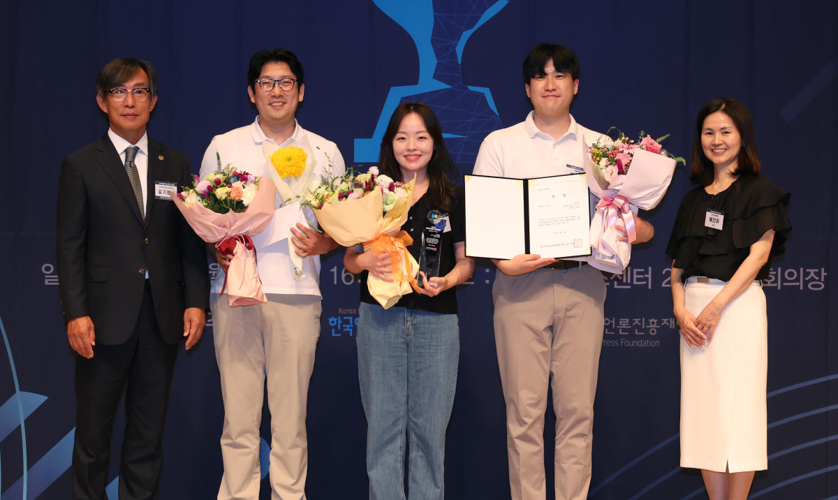 ▲28일 서울 중구 프레스센터에서 열린 ‘2025 인터넷신문 언론대상’에서 본지 송영록(왼쪽 두 번째부터), 강문정, 박민웅 기자가 ‘두뇌유출’ 기사로 경제보도 우수상을 수상한 뒤 김기정 한국인터넷신문협회 회장, 배진아 한국언론학회 회장과 기념촬영을 하고 있다. 신태현 기자 holjjak@