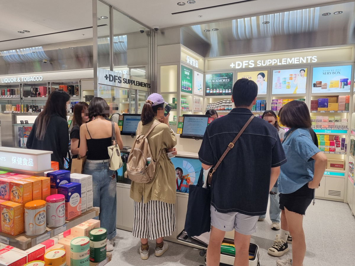 ▲7월 18일 오전 신세계면세점 명동점 11층 '테이스트 오브 신세계'에서 일본인 관광객들이 상품을 구경하고 있다. (유하영 기자 haha@)