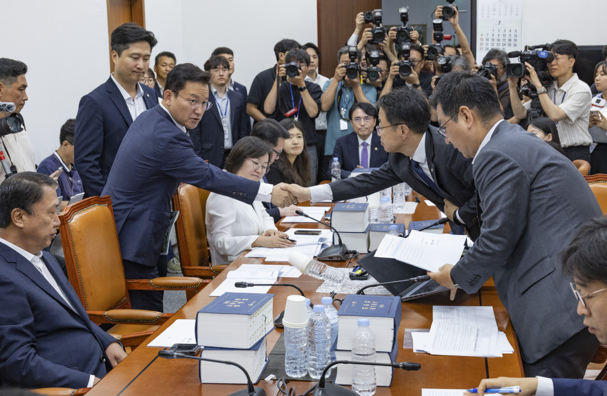 ▲28일 국회 환경노동위원회 소회의실에서 열린 고용노동법안소위에서 국민의힘 김형동 의원(왼쪽)이 더불어민주당 의원들과 악수하고 있다. (사진=연합뉴스)