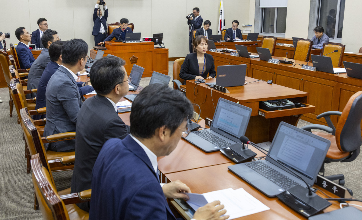 ▲국회환경노동위원회 안호영 위원장이 지난달 28일 윤석열 전 대통령이 거부권(재의요구권)을 행사했던 '노란봉투법'(노조법 2·3조 개정안)을 처리하고 있다. (연합뉴스)