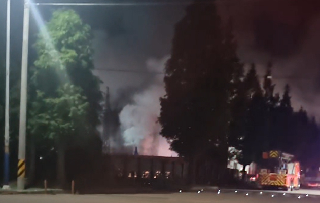 ▲29일 오전 전남 영암군 삼호읍 한 조선소에서 소방 당국이 진화 작업을 하고 있다. 해당 조선소에서는 전날 오후 11시 22분께 전력 공급 시설인 변전소에 불이 났다.  (연합뉴스)