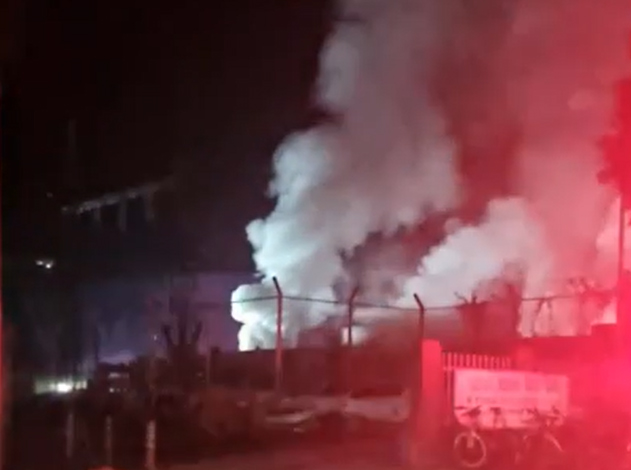 ▲29일 오전 전남 영암군 삼호읍 한 조선소에서 소방 당국이 진화 작업을 하고 있다. 해당 조선소에서는 전날 오후 11시 22분께 전력 공급 시설인 변전소에 불이 났다.  (연합뉴스)