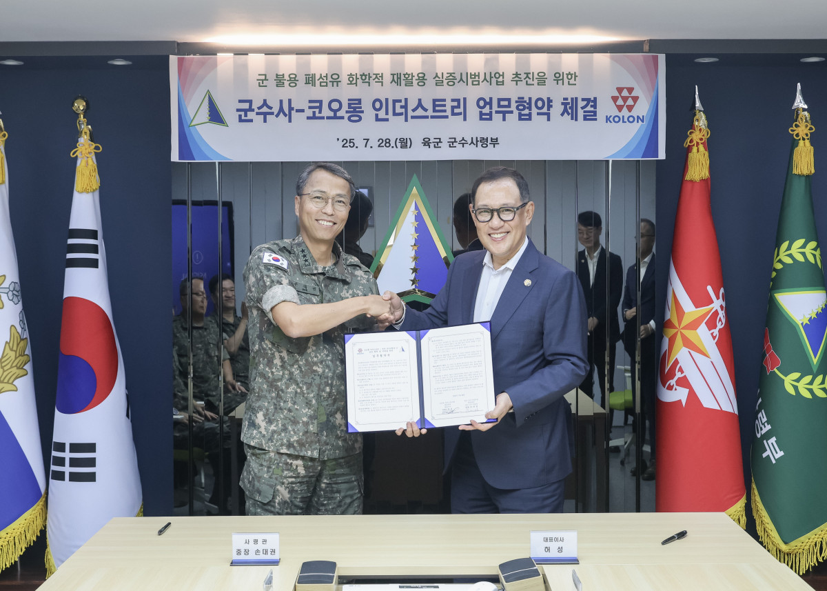 ▲허성 코오롱인더스트리 대표이사(오른쪽)와 손대권 육군군수사령부 사령관(왼쪽)이 28일 업무협약 체결 후 기념촬영을 하고 있다. (사진= 코오롱인더스트리)