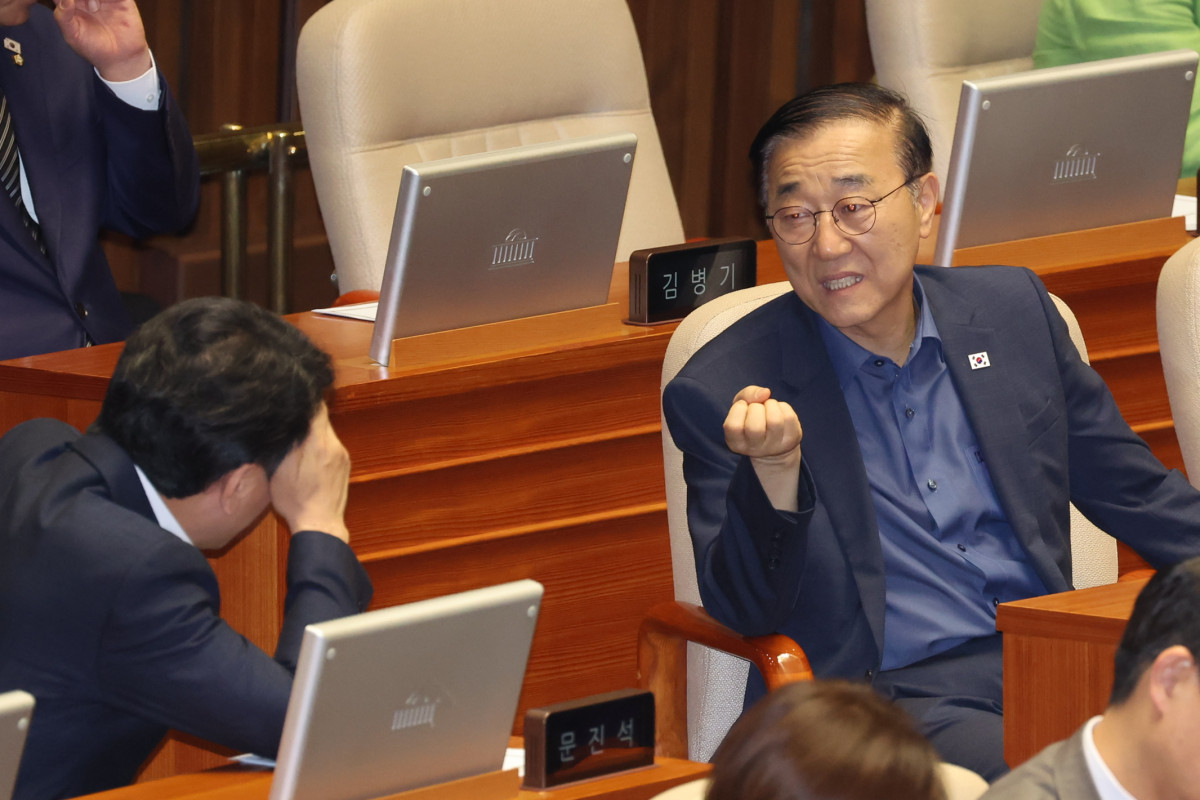 ▲국토교통부 장관 후보자인 더불어민주당 김윤덕 의원이 23일 국회 본회의에서 더불어민주당 문진석 의원과 대화하고 있다. (연합뉴스)