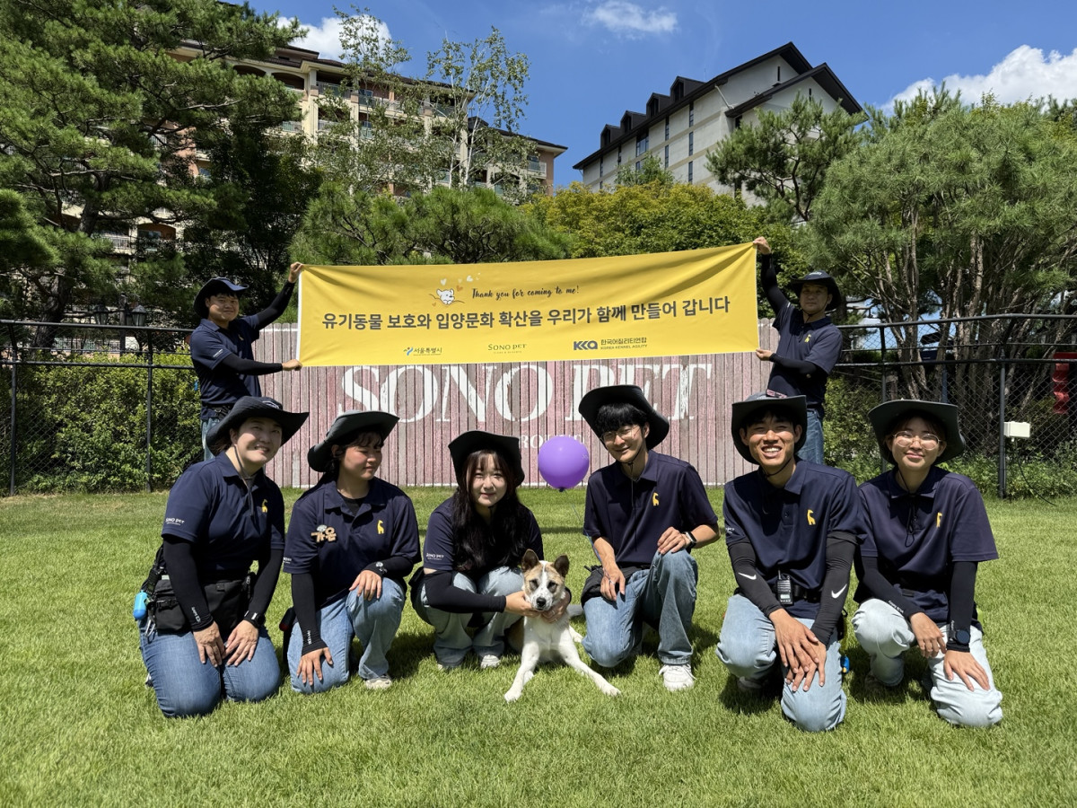 ▲소노펫클럽앤리조트 직원들이 임시보호견 매튜와 함께 사진을 찍고 있다. (사진제공=소노펫클럽앤리조트)