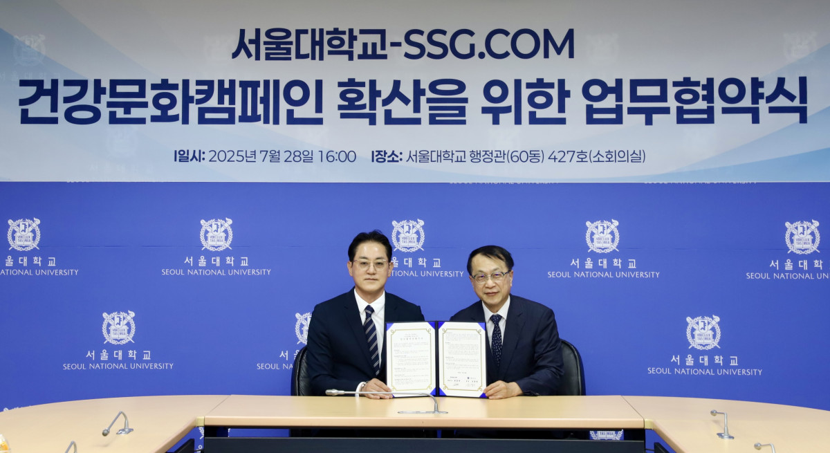 ▲이명근 SSG닷컴 그로서리담당(왼쪽)과 윤영호 서울대 건강문화사업단장이 업무협약 체결 후 기념사진을 촬영하고 있다. (사진제공=SSG닷컴)