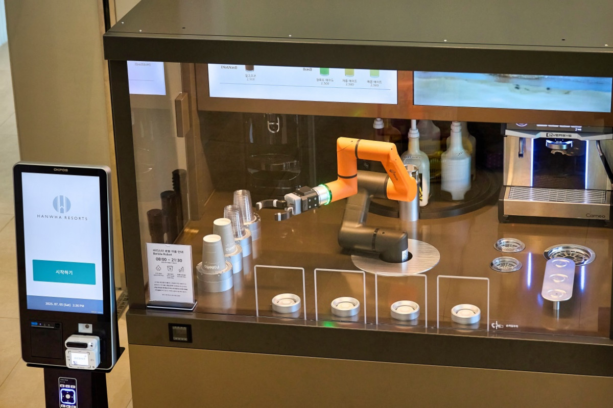 ▲마티에 오시리아 로봇 바리스타 (사진제공=한화리조트)