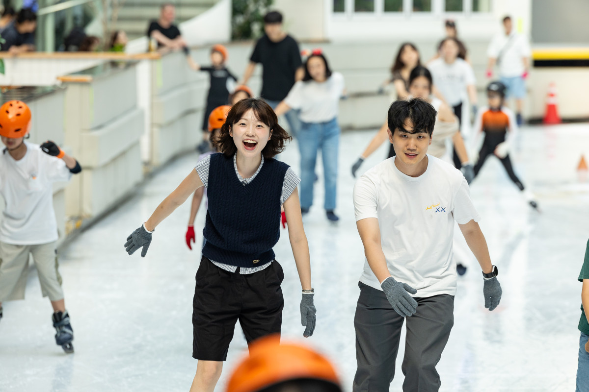 ▲모델들이 롯데월드 실내 아이스링크를 이용하고 있다. (사진제공=롯데월드)
