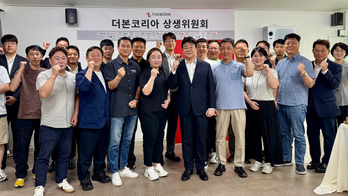 ▲28일 서울 서초구 더본코리아 본사 별관에서 열린 더본코리아 상생위원회 정례회의에서 백종원 대표(가운데)와 관계자들이 기념촬영을 하고 있다. (사진제공=더본코리아)