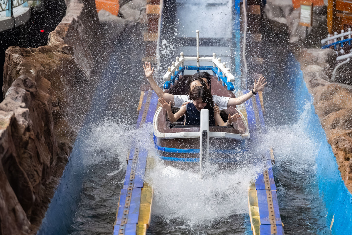 ▲모델들이 롯데월드 어드벤처 워터 어트랙션 ‘후룸라이드’를 타고 있다.  (사진제공=롯데월드)