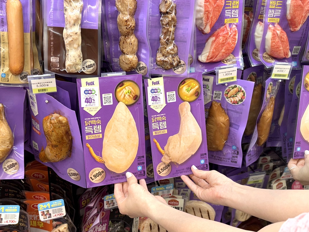 ▲CU는 초저가 보양식으로 1900원짜리 득템 닭백숙 닭가슴살과 3500원짜리 득템 닭백숙 통닭다리 2종을 출시한다고 29일 밝혔다.  (사진제공=BGF리테일)