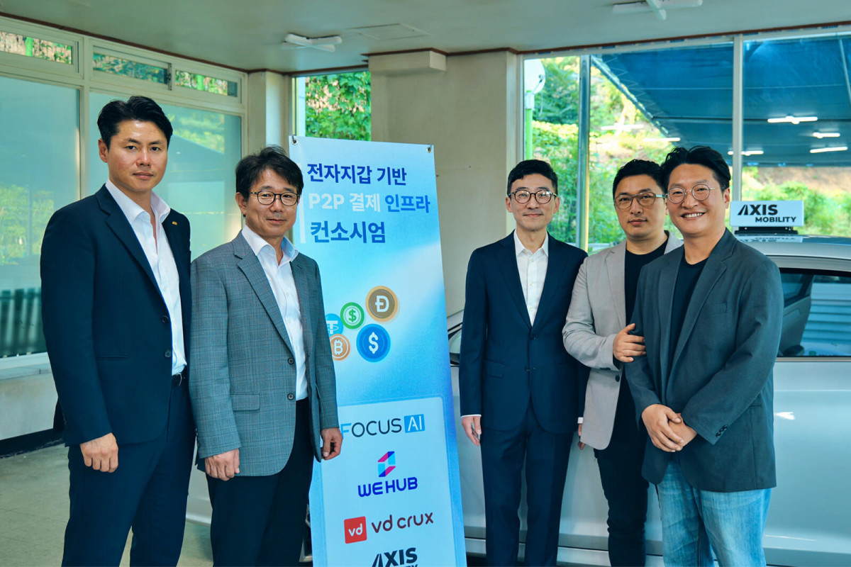 ▲가상자산 결제시스템을 위한 컨소시엄 발족식이 25일 열렸다. 사진 좌측부터 위허브 박대용POC 프로젝트 총괄 책임, 엑시스모빌리티 박세관 전략 이사, 포커스에이아이 이석준 결제사업부 상무, VD크럭스 김동영 대표, 비피엠지 홍진표 기획실 부장 (사진=비피엠지)