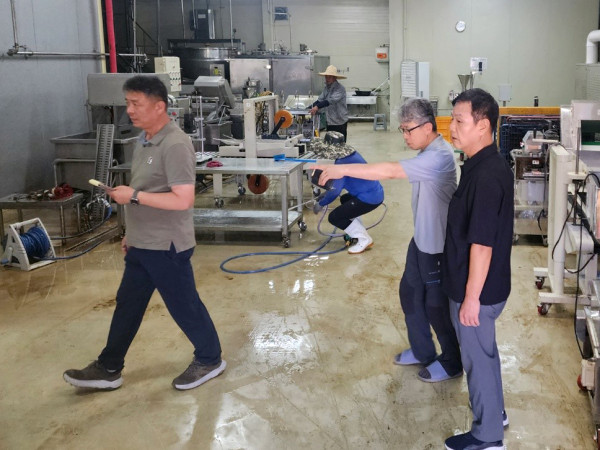 ▲28일 공영홈쇼핑 이종원 대표이사 공동대행(오른쪽)이 충남 서산에 위치한 협력사를 찾아 수해 상황을 살피고 있다. (사진제공=공영홈쇼핑 )