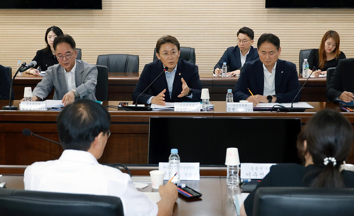 ▲권대영 금융위원회 부위원장이 29일 오전 서울 중구 서민금융진흥원에서 채무자에 대한 채무상담 등 현장 경험이 풍부한 민간 전문가, 유관기관과 함께 개최한 개인 연체채권 관리 관련 현장 간담회에서 금융회사등의 개인 연체채궈 관리실태 파악 및 개선방향에 대해 논의했다. (사진제공=금융위원회)