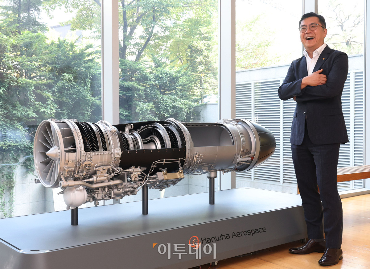 ▲윤삼손 한화에어로스페이스 항공엔진사업부 연구소장이 24일 경기 성남 한화에어로스페이스 판교 R&D캠퍼스에서 이투데이와 인터뷰에 앞서 포즈를 취하고 있다. (고이란 기자 photoeran@)