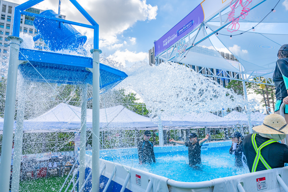 ▲ '2025 서울썸머비치'에서 물을 맞는 사람들. (사진 제공 = 서울관광재단)