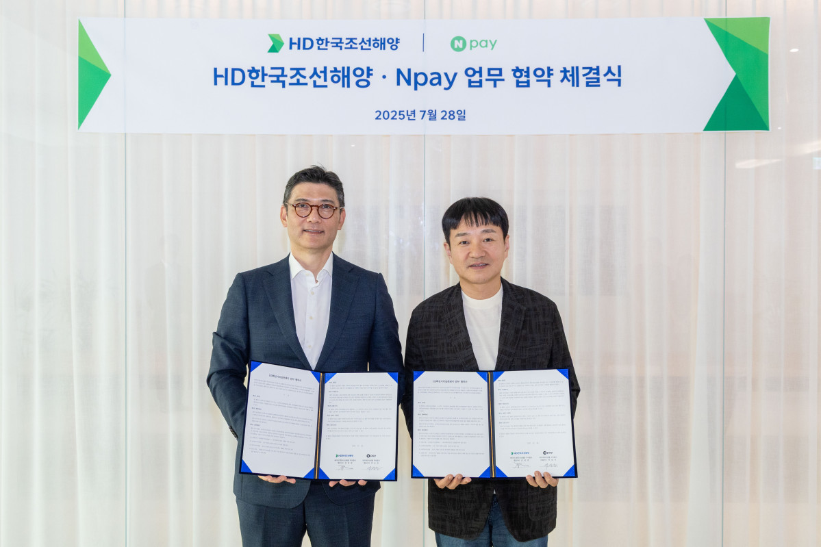 ▲HD현대는 28일 판교 HD현대 글로벌RD센터에서 네이버페이와 임직원 포상제도인 HD핵심가치 실천페이 시스템 구축 및 운영을 위한 업무협약을 체결했다. (왼쪽부터) 김성준 HD한국조선해양 대표, 박상진 네이버페이 대표는 협약식 후 기념사진을 촬영하고 있다. (사진= HD현대)