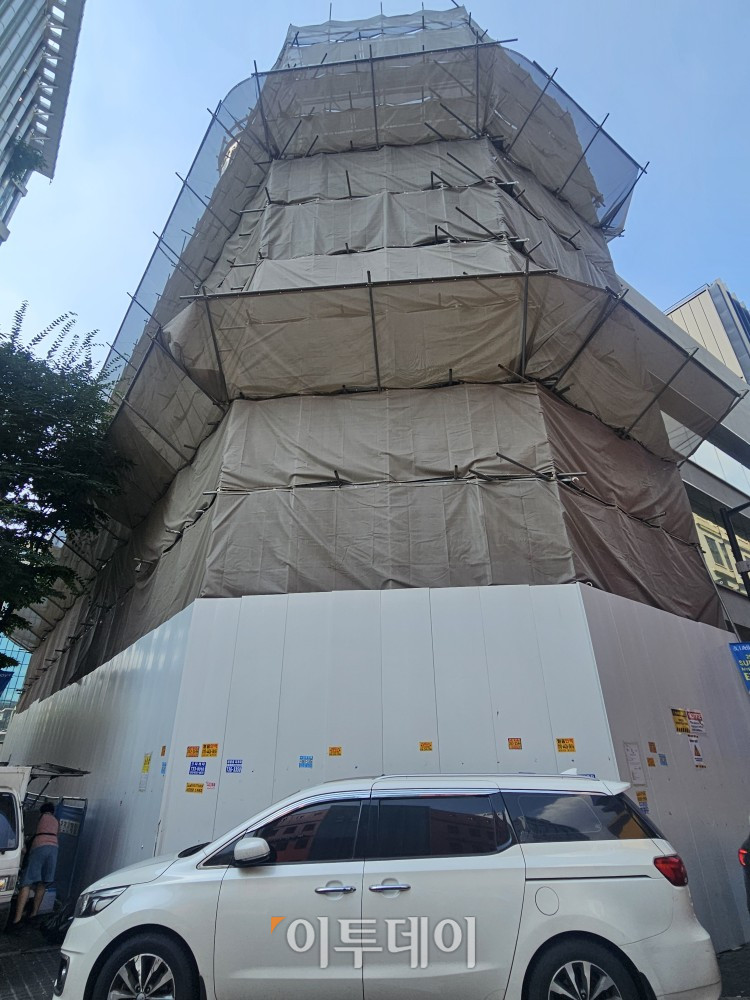 ▲서울 중구 충무로1가 24-2에 있던 네이처리퍼블릭의 ‘명동월드점’ 건물 외관 전경 (사진=문현호 기자 m2h@)