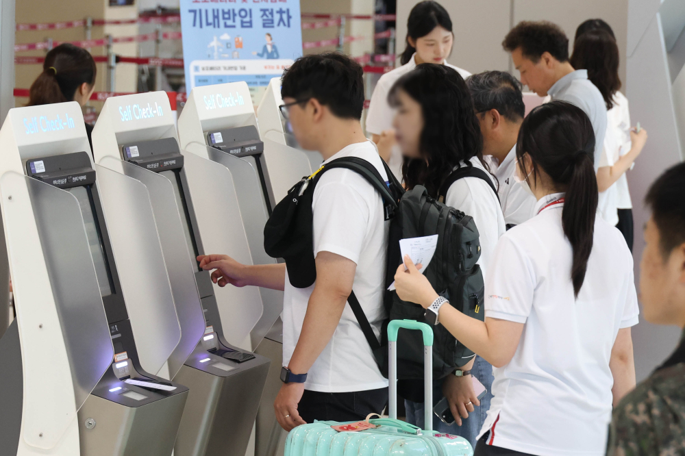 ▲휴가철을 앞두고 25일 서울 강서구 김포공항 국내선이 여행객으로 붐비고 있다. 한국공항공사에 따르면 휴가철 항공기 2만4067편이 뜨고 내리고, 승객 431만명이 공항을 이용할 것으로 예상했다. 일평균으로는 항공기 1416편, 승객 25만3000명으로, 지난해 같은 기간(10365편·23만8729명)보다 소폭 증가했다. 공항별로는 김포공항이 25일, 김해공항이 26일, 제주공항이 내달 4일에 가장 많은 여객이 몰릴 예정이다. 고이란 기자 photoeran@ (이투데이DB)