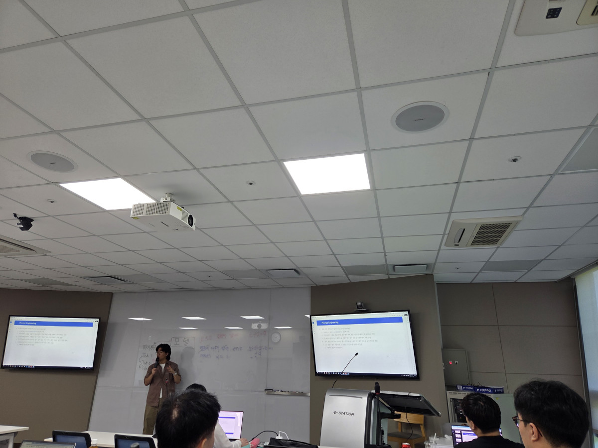 ▲GPU 실습 환경 설명 중인 강사. 실시간 터미널 예제 시연 장면 (김재학 기자)