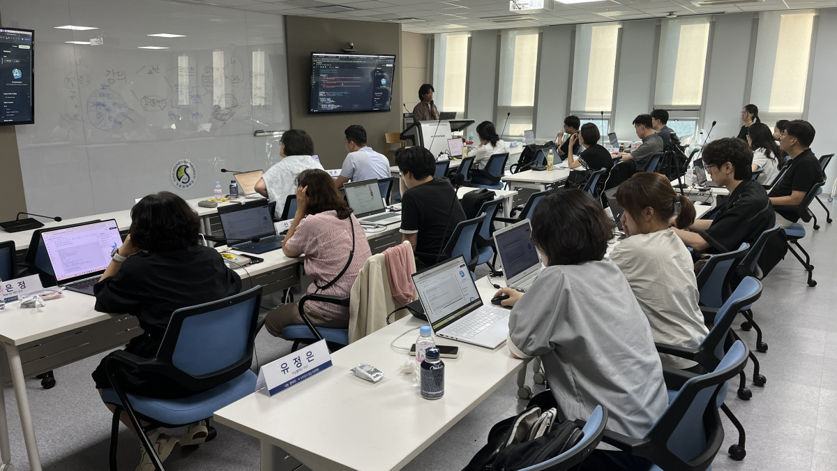 ▲노트북 앞에서 생성형 AI 실습에 집중하는 교육생들 (김재학 기자)