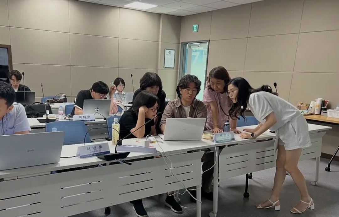 ▲오류 해결을 위해 모여 문제를 공유하는 참가자들 모습 (김재학 기자)