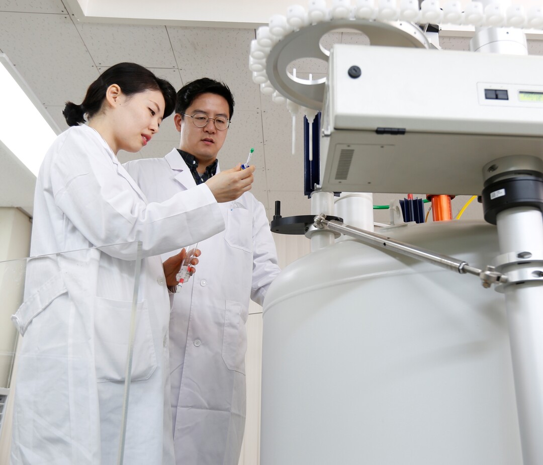 ▲금호석유화학 중앙연구소 연구원들의 모습. (금호석유화학)
