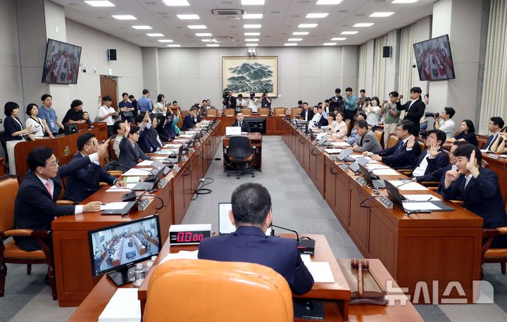 ▲29일 오전 서울 여의도 국회에서 열린 운영위원회 전체회의에서 국회 윤리특별위원회 구성과 관련해 거수 투표를 진행하고 있다. 여야 각 6명으로 수정하는 안건은 재적 25명 중 찬성 6명, 반대 15명, 기권 4명에 따라 부결됐다. (사진=뉴시스)